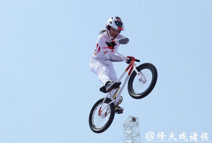 11岁“小孩姐”国际小轮车赛夺冠 脚踝带伤仍苦练 每日转车把一千次